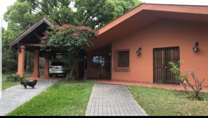 Casa esquina yerba buena
