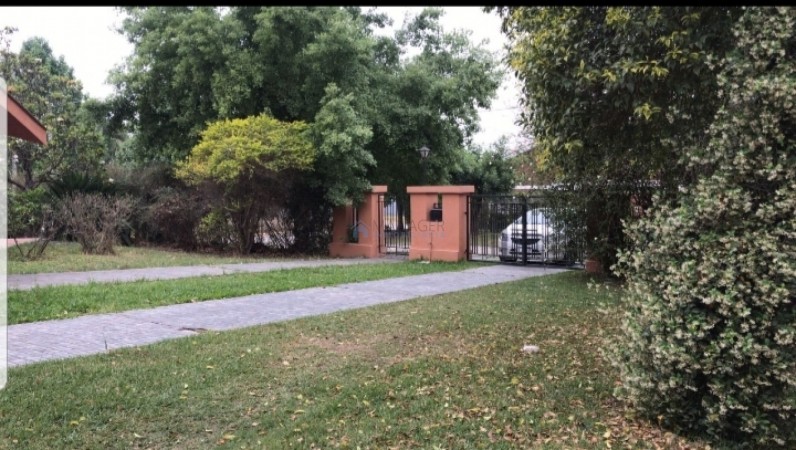 Casa esquina yerba buena