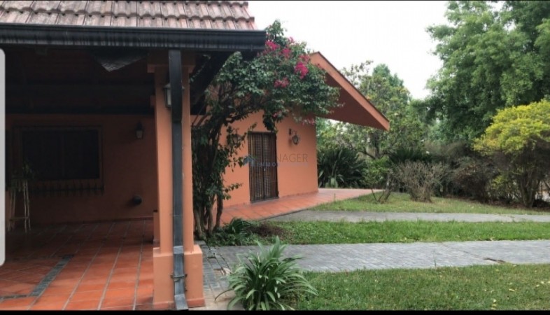 Casa esquina yerba buena